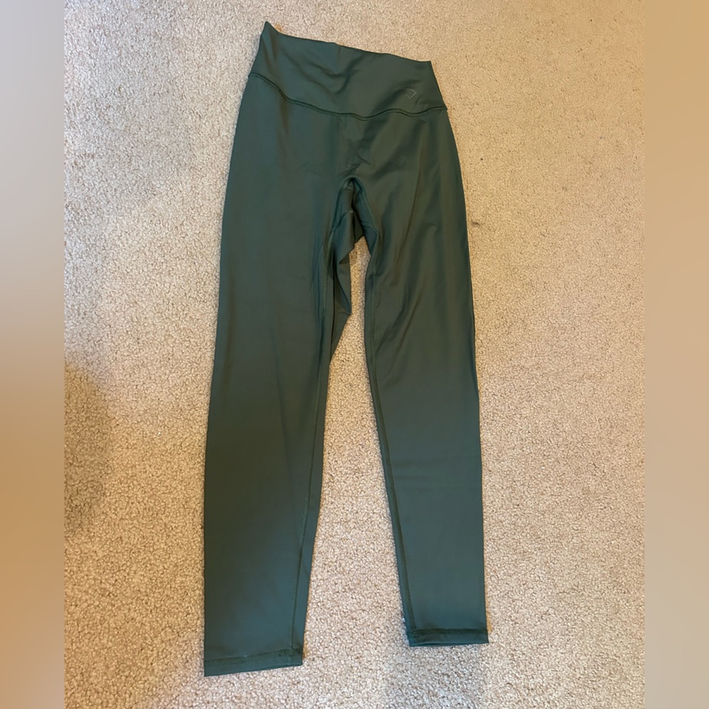 Cute army green gymshark leggings.